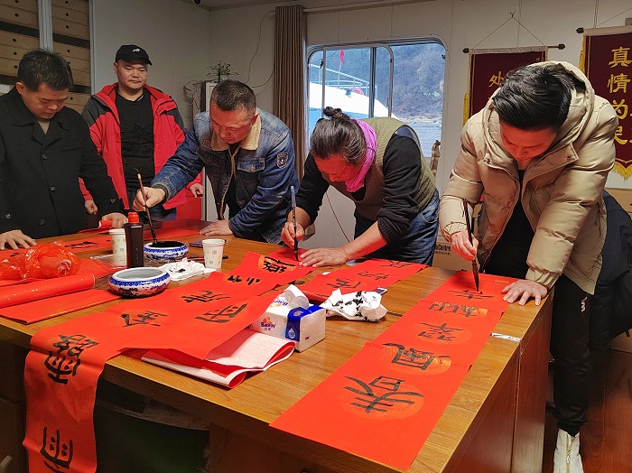 群賢畢至賀新春，揮毫潑墨送祝福